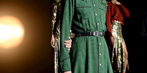 BAHAR ELBİSELERİ HEP DÜĞMELİ