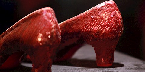 DOROTHY’NİN KIRMIZI AYAKKABILARI AÇIK ARTIRMADA