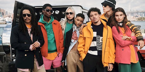 TOMMY HILFIGER İLKBAHAR 2022 KAMPANYASI İLE İKONİK STİLLERİ KUTLUYOR