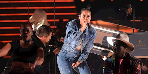ALICIA KEYS'İN "UNDERDOG" PERFORMANSI İZLEYİCİLERİ BÜYÜLEDİ