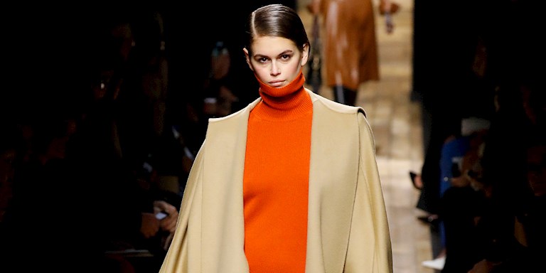 MICHAEL KORS’UN GEÇMİŞTEN GELEN PELERİNİ