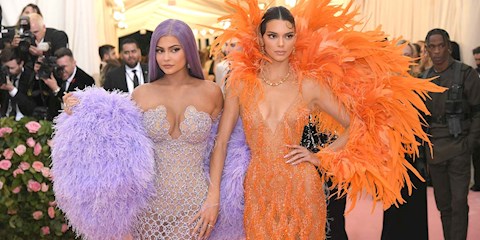 KENDALL VE KYLIE JENNER YENİ BİR MAKYAJ KOLEKSİYONU İÇİN BİR ARADA