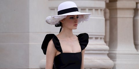 CHANEL SONBAHAR COUTURE DEFİLESİ İLE ZAMANDA YOLCULUK 