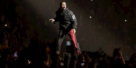 DRAKE SAHNEYE PRADA TASARIMLARI İLE ÇIKACAK