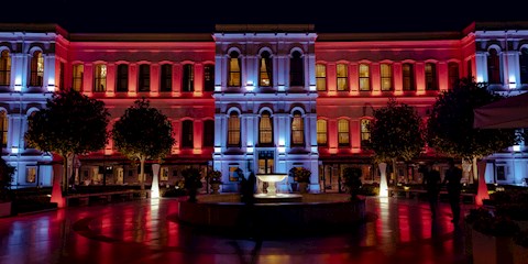 BOĞAZIN KIYISINDA AÇIK HAVADA SİNEMA KEYFİ