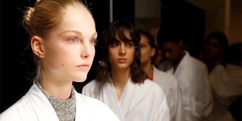 E VİTAMİNİNİ NEDEN CİLT BAKIM RUTİNİMİZE DAHİL ETMELİYİZ?