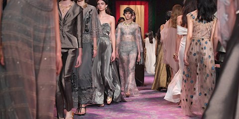 CANLI YAYIN: CHRISTIAN DIOR SONBAHAR-KIŞ 2021-2022 COUTURE DEFİLESİ