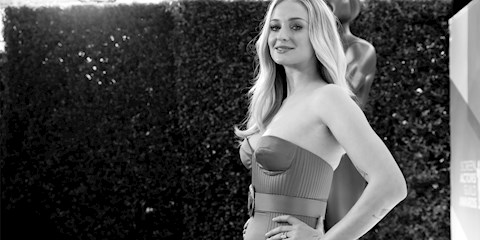 SOPHIE TURNER HAMİLELİK FOTOĞRAFLARINI PAYLAŞTI