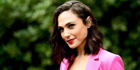GAL GADOT PEMBE BİR ÖPÜCÜK GİBİ