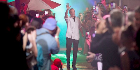 RAF SIMONS, MARKASINI KAPATIYOR