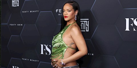RIHANNA, ANNE OLDU!