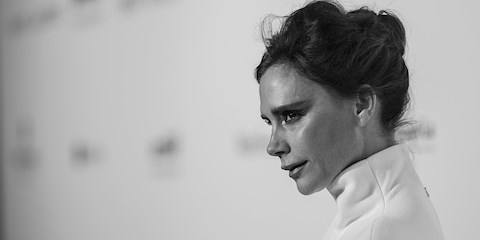 VICTORIA BECHAM ÇOCUKLARA YARDIM İÇİN ÖZEL BİR TİŞÖRT KOLEKSİYONU ÇIKARDI