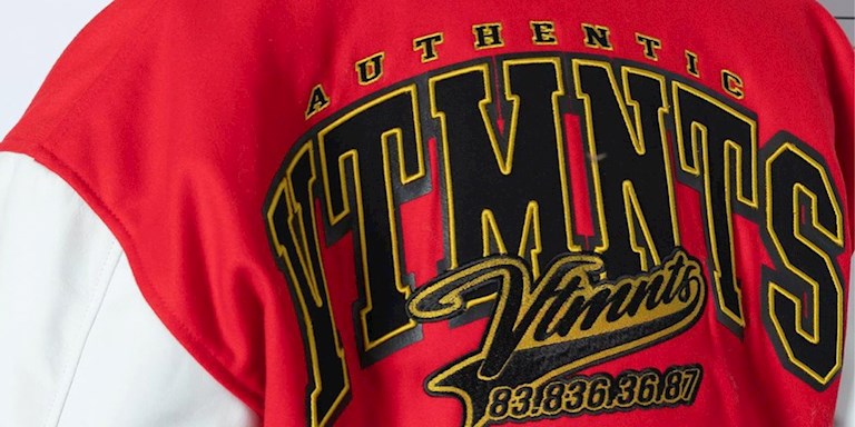 VETEMENTS YENİ MARKASI İÇİN SESLİ HARFLERİNİ ATTI