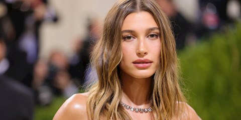 HAILEY BIEBER’IN GÜZELLİK MARKASI HAKKINDA BİLMENİZ GEREKEN HER ŞEY