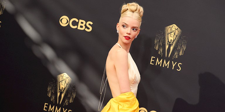 ANYA TAYLOR-JOY’UN EMMY ELBİSESİNİ 5 KİŞİ YAPMIŞ!