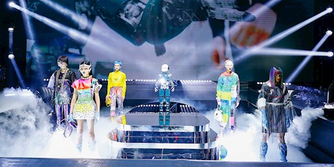 DOLCE & GABBANA DEFİLESİNDE ROBOTLAR VAR!