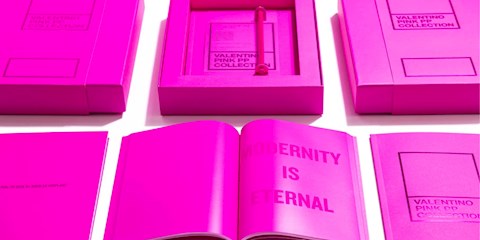 VALENTINO DAVETİYESİ İÇİN DOUGLAS COUPLAND İLE İŞ BİRLİĞİ YAPTI