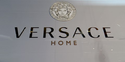 VERSACE HONG KONG TİŞÖRTLERİ İÇİN ÖZÜR DİLEDİ
