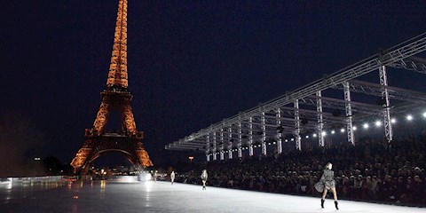 SAINT LAURENT İLKBAHAR 2018 DEFİLESİNİ EYFEL KULESİNİN ALTINDA GERÇEKLEŞTİRDİ