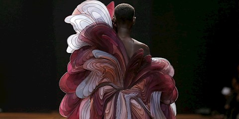 IRIS VAN HARPEN DEFİLESİNDE KARANLIKTA PARLAYAN TOPUKLU AYAKKABILAR VAR!