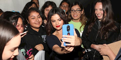 SELENA GOMEZ TAHTINDAN OLDU!