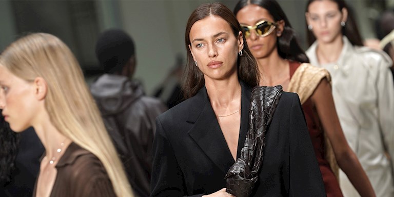 IRINA SHAYK’IN POSTALLARINDAN İLHAM ALIYORUZ