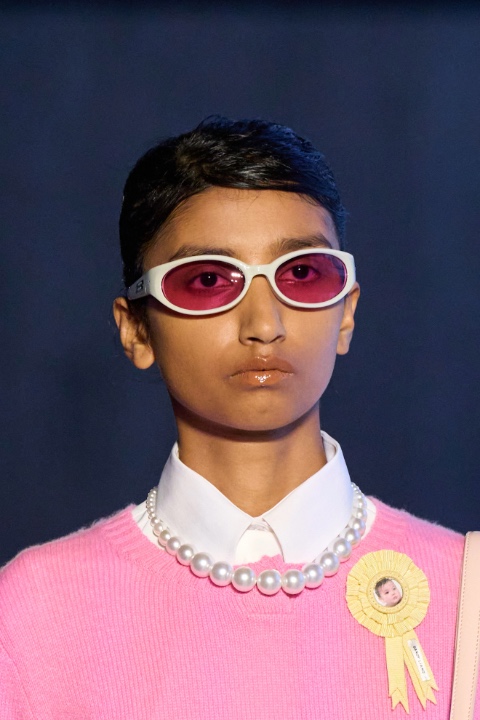 Gri Günlere Renk Katın: Bu Sezonun En Parlak Gözlük Trendi / 4