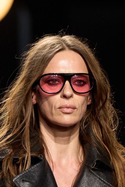 Gri Günlere Renk Katın: Bu Sezonun En Parlak Gözlük Trendi / 3