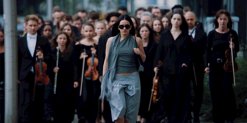 Rosalía “Berghain” Videosunda 2000’lerin Moda Arşivlerini Yeniden Yorumluyor