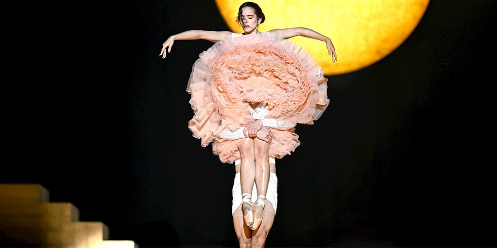 Timothée Chalamet Yanılıyor; Rosalía’nın “Lux” Turnesi Bale ve Operanın Estetiğini Sahneye Taşıyor