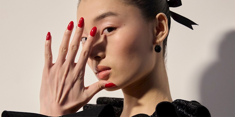 Hollywood’dan Sokak Modasına: Kırmızı Ojenin Zamansız Büyüsü