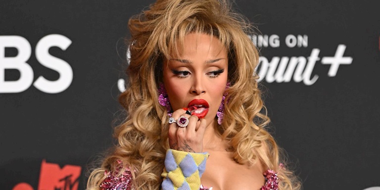 M.A.C’in Yeni Yüzü Doja Cat, Kırmızı Halıda Rujunu Yedi! 