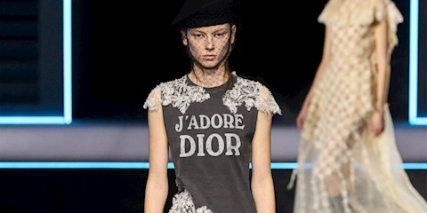 2025 Podyumlarında Gördüğümüz 2000’ler Esintili Parçalar