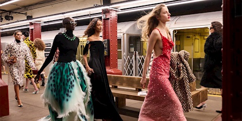 Chanel Métiers d’art 2026: Matthieu Blazy, New York Metrosunda Modern Zarafeti Yeniden Yazıyor