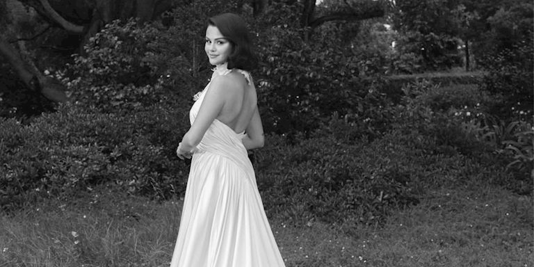 Selena Gomez, Ralph Lauren İmzalı Gelinliğiyle Büyüledi