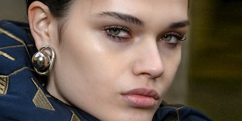 Makyaj Çantalarının Kilit İsimleri: Kaş Sabitleme Jelleri