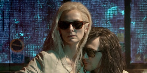 Geceleri Güneş Gözlüğü Takmak: Bir Stil Alışkanlığının Sessiz Gücü