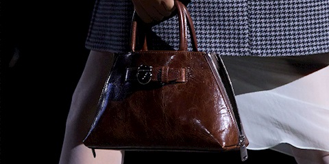 Bu Sonbahar Radarınıza Girecek Eskitilmiş Deri Çantalar