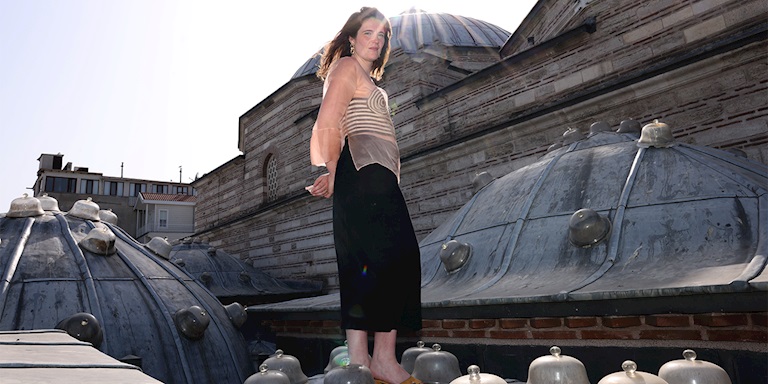 Juliette Minchin’in Türkiye’deki İlk Sergisi: “Where the River Burns” Zeyrek Çinili Hamam’da