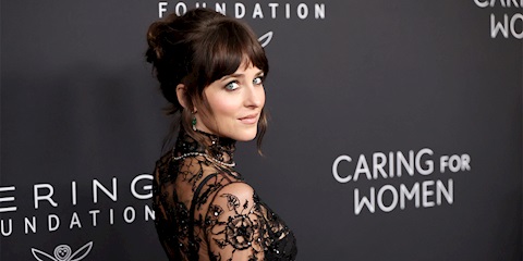 Dakota Johnson Transparan Gucci Elbisesiyle İddialı Bir Görünüm Yarattı