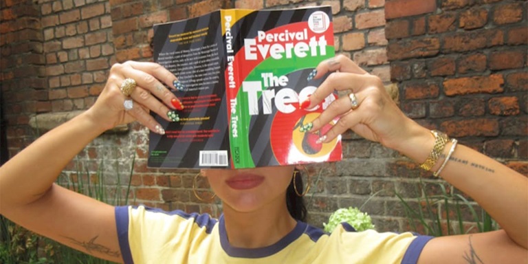 Yeni Nesil Okuma: Kitaplar Moda Dünyasının Estetik Objesine Nasıl Dönüştü?