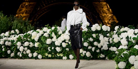 Fularlı Bluz Trendi: İlkbahar/Yaz 2026’nın Feminen Gücü