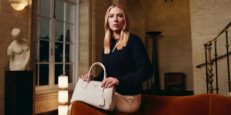Prada, Yorgos Lanthimos ve Scarlett Johansson’ı Galleria Kampanyasında Buluşturdu