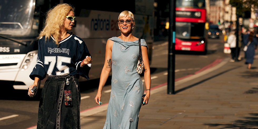 Londra Moda Haftası Sokak Görünümlerinde Kısa Bob Rüzgarı