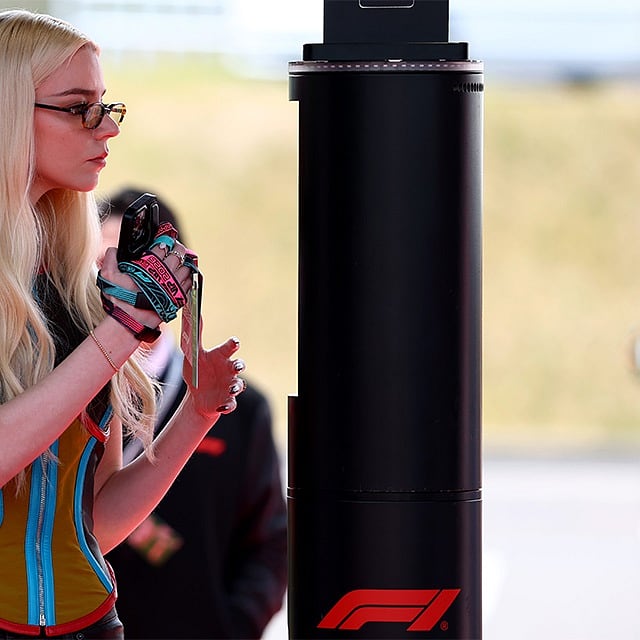 Anya Taylor-Joy, F1 Pistinde Vintage Stiliyle Öne Çıktı