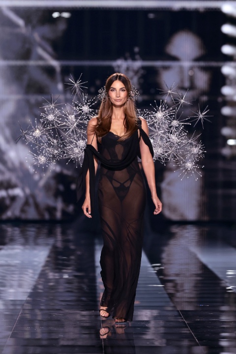 Victoria’s Secret Fashion Show 2025: Kapsayıcı Kadrosu ve Performanslarıyla Göz Doldurdu / 4