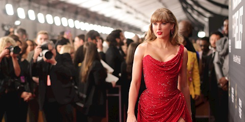 Taylor Swift'in Unutulmaz Kırmızı Halı Görünümleri 