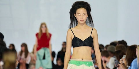 Milano Moda Haftası Prada İlkbahar/Yaz 2027: Her Şey Bir Etekle Başlıyor