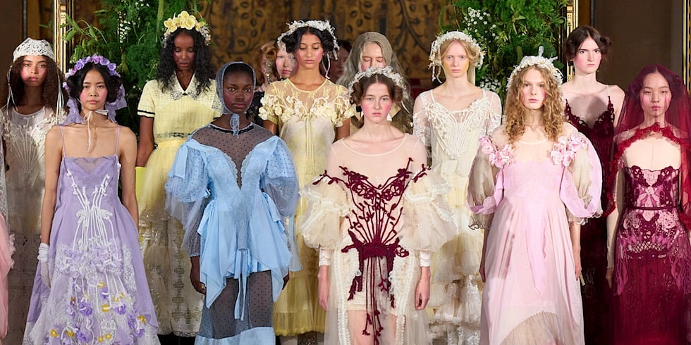 Londra Moda Haftası Bora Aksu İlkbahar/Yaz 2027: Romantizmin Karanlık Tarafı