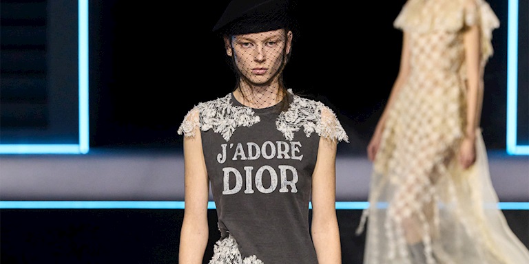 2025 Podyumlarında Gördüğümüz 2000’ler Esintili Parçalar